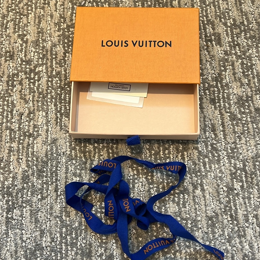 Authentic box - Picture 2 of 2